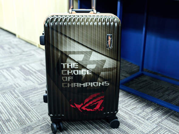 在去年的IFA电子消费展上,华硕推出的一台另类笔记本产品ROG GX700格外的引人注目。因为这可以说是业界首台搭载水冷散热系统的笔记本电脑,这款笔记本电脑的背部拥有一个特殊的接口,用于连接外部水冷散热底座,整体的造型十分夸张。更加令人惊讶的是这款笔记本的国内售价达到了竟然高达49999元人民币。